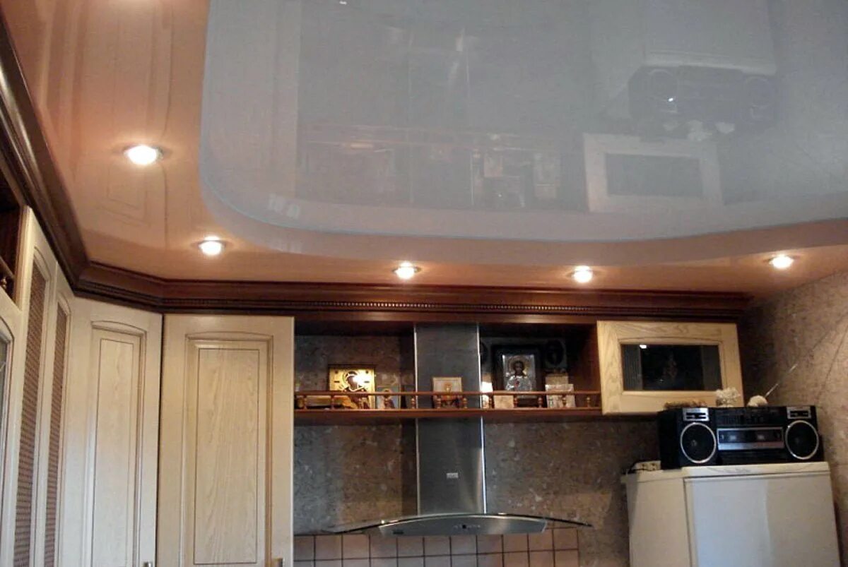 Натяжной потолок на кухне. Многоуровневый потолок на кухне. Двухъярусный потолок на кухне. Навесной потолок на кухне. Потолок кухня видео
