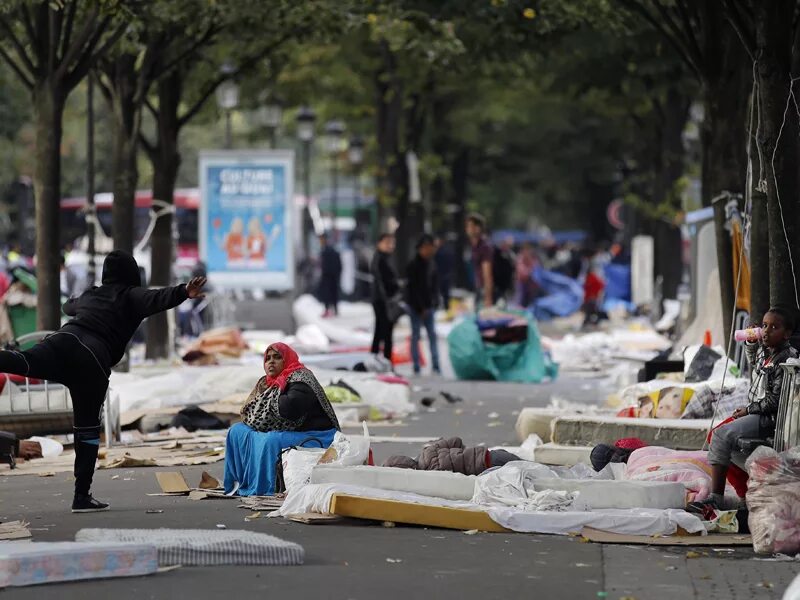 Бомжи в париже. Мигранты на улицах Парижа.