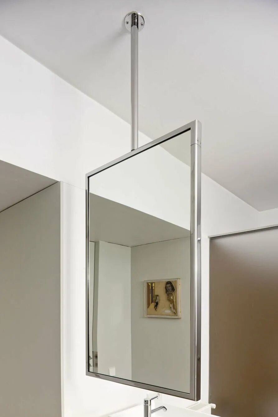 Подвесное зеркало для ванной. Зеркало подвесное в ванную. Зеркало на кронштейне в ванную. Зеркало поворотное.