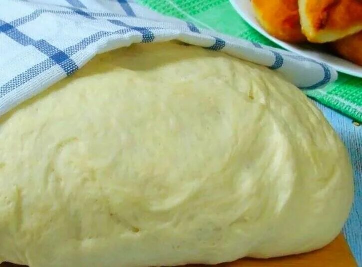 как делать пирожки с замороженные яблоки. пирог из слоеного теста. пироги из дрожжевого теста. дрожевойпирогс ягодами. пироги из замороженного дрожжевого теста в духовке.