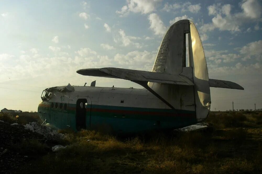 АН-2-,,Аннушка". Самолет Аннушка. Заброшенный аэродром. Самолёт Аннушка фото. Чем забывают самолеты