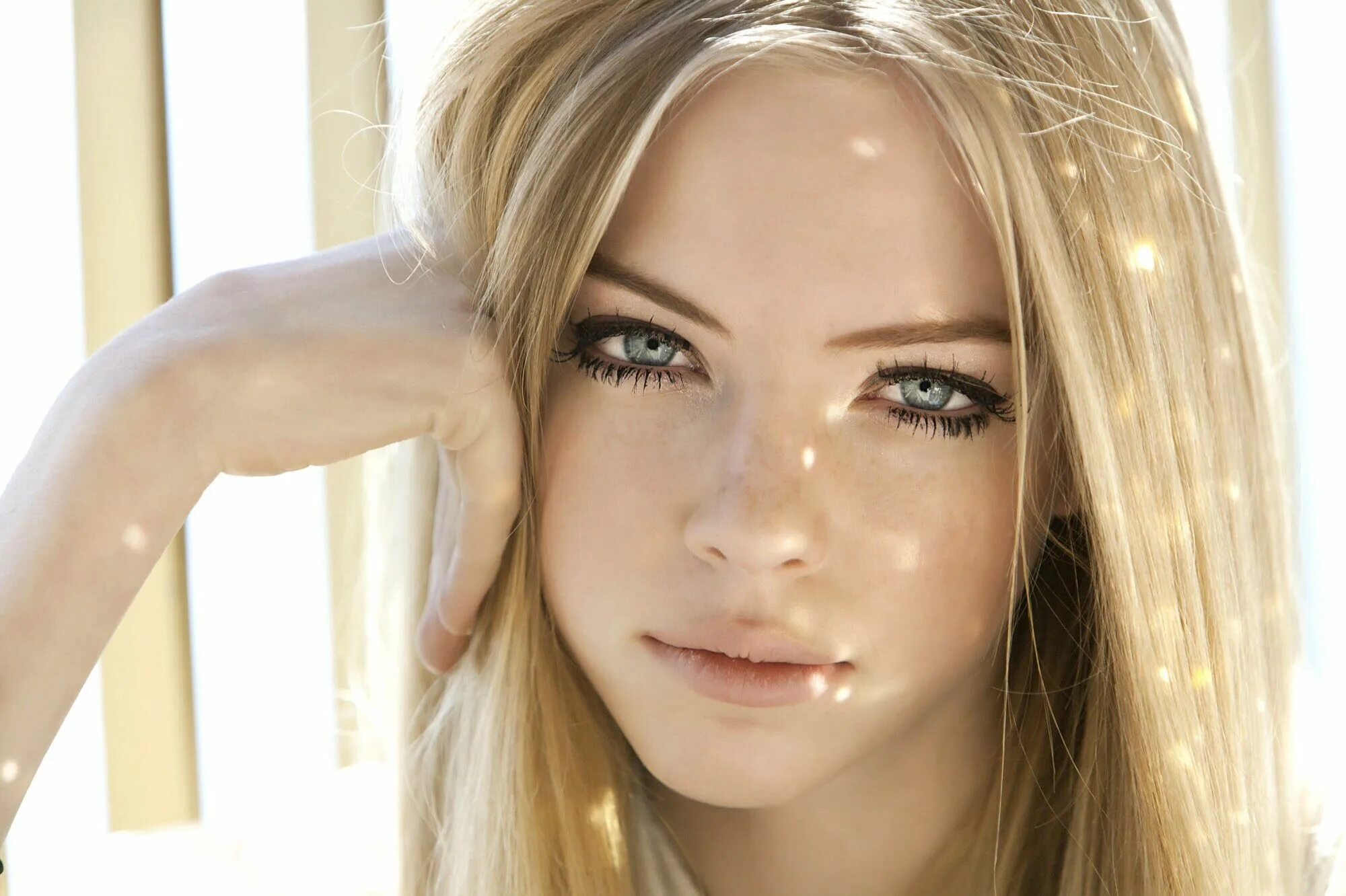 Blonde teen com. Skye Stracke. Красивые блондинки. Блондинка с зелеными глазами. Блондинка с голубыми глазами.