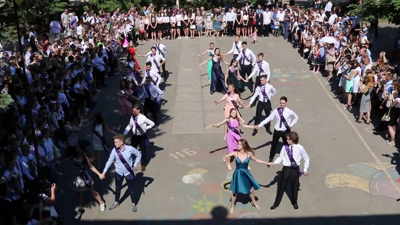 Выпускной вальс танец видео. Выпускной вальс лицей 3 Иркутск. Выпускной танец. Выпускники танцуют вальс. Танец вальс на выпускной.