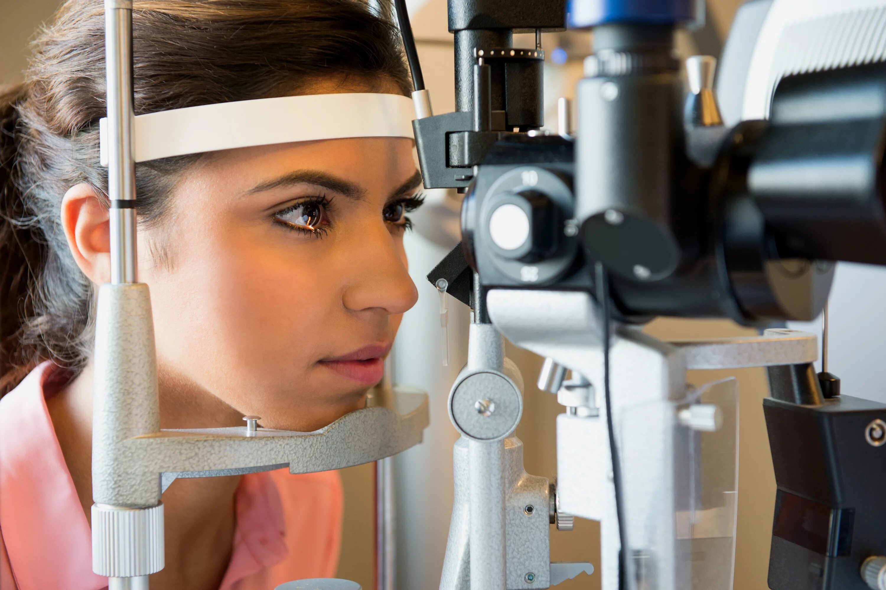 Дур глаз. Прибор для осмотра глазного дна. Офтальмология аппарат. Исследование глаза. Глаз офтальмология.