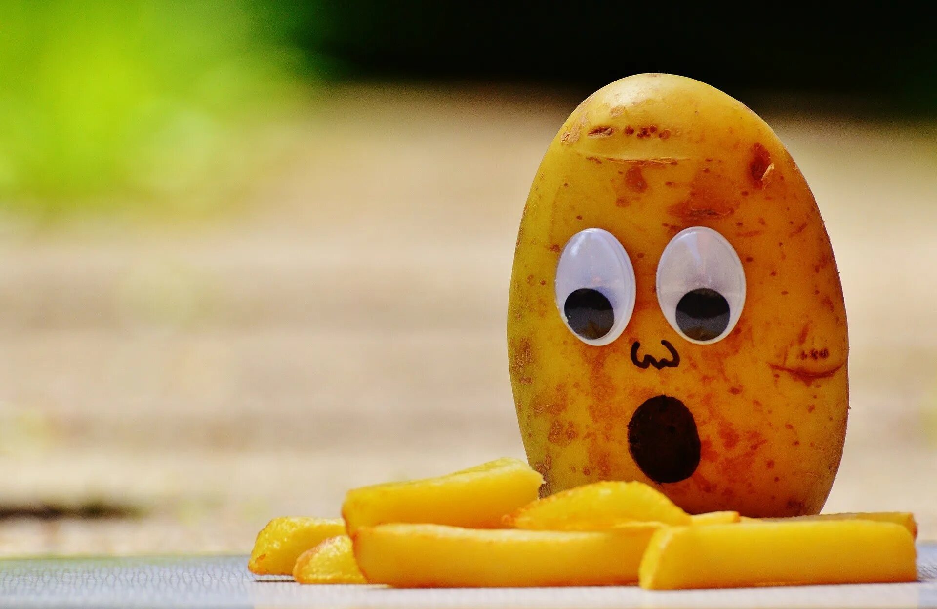 Веселая картошечка. Веселая картошка. Картошка улыбается. Прикольный картофель. Картофель с глазами.