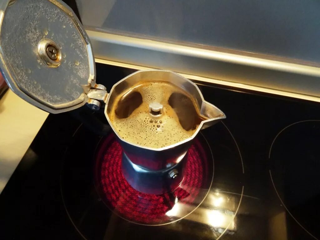 Гейзерная кофеварка Lavazza. Кофе в гейзерной кофеварке. Кофеварка для плиты. Варка кофе в гейзерной кофеварке. Лучший кофе для гейзерной кофеварки