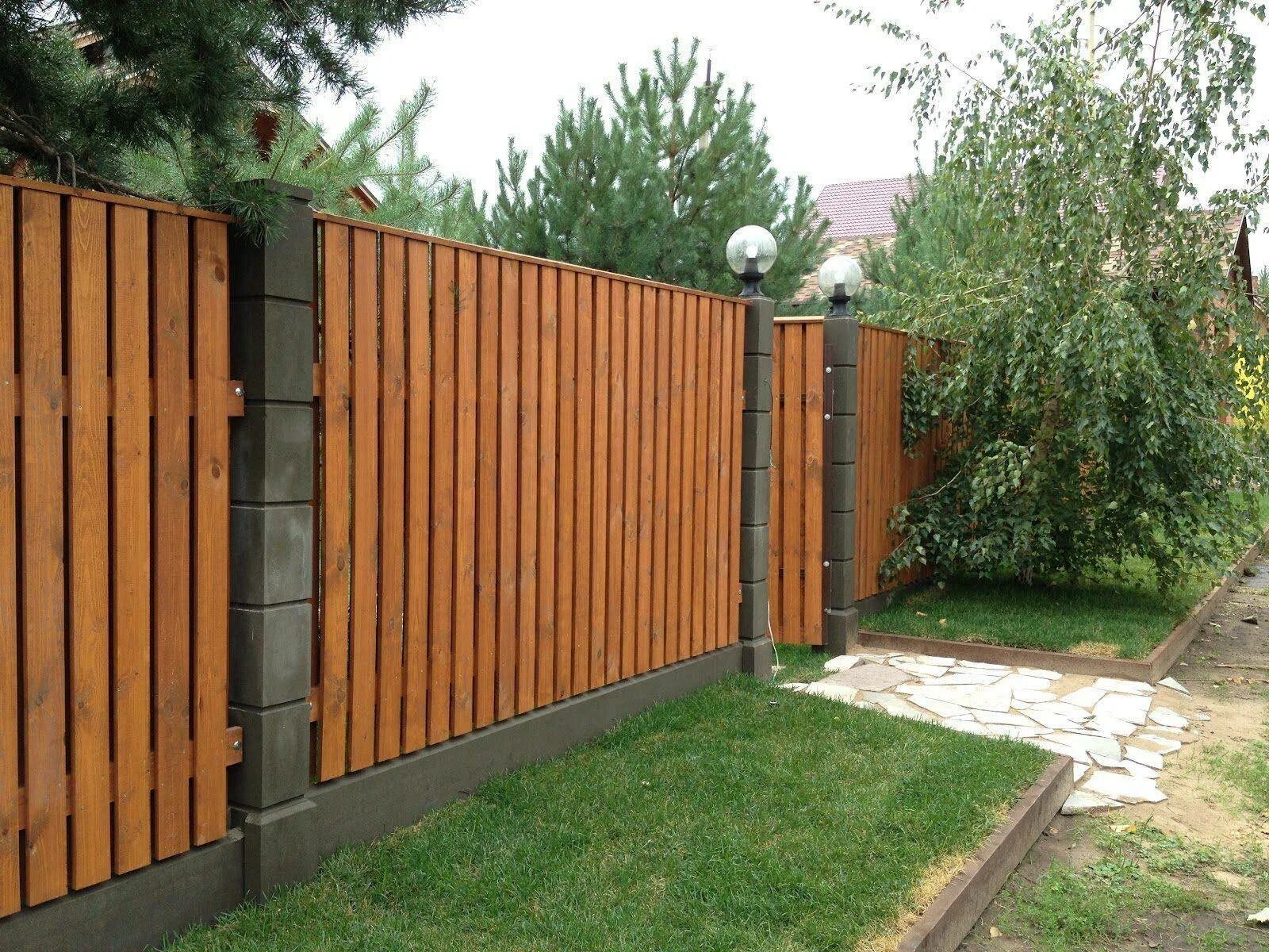 Забор плетенка из ДПК 2х2. Красивый деревянный забор. Деревянные заборы и ограждения. Современный деревянный забор.
