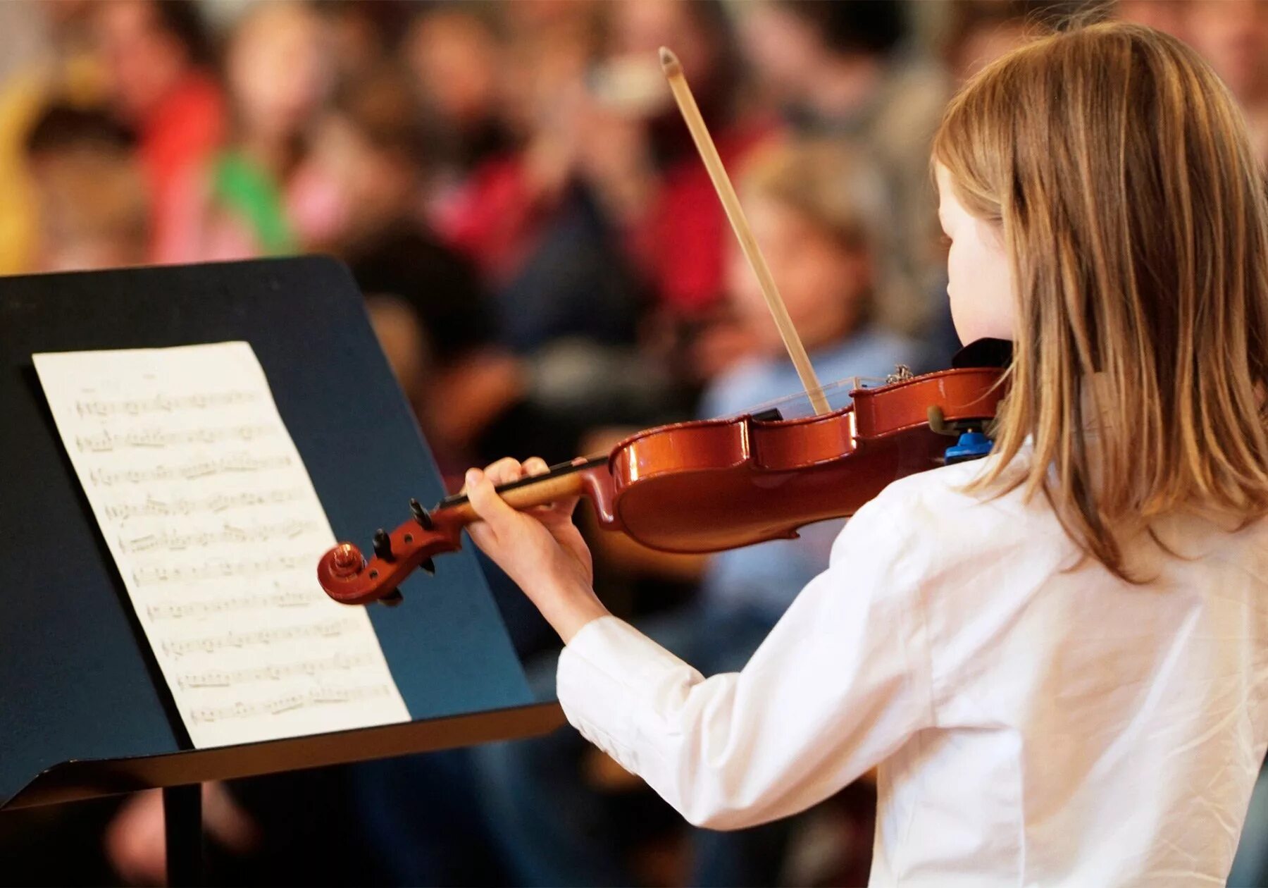 Скрипичный ребенок. Урок в музыкальной школе. Талантливые дети музыканты. Дети в музыкальной школе. Музыкальные инструменты для детей.