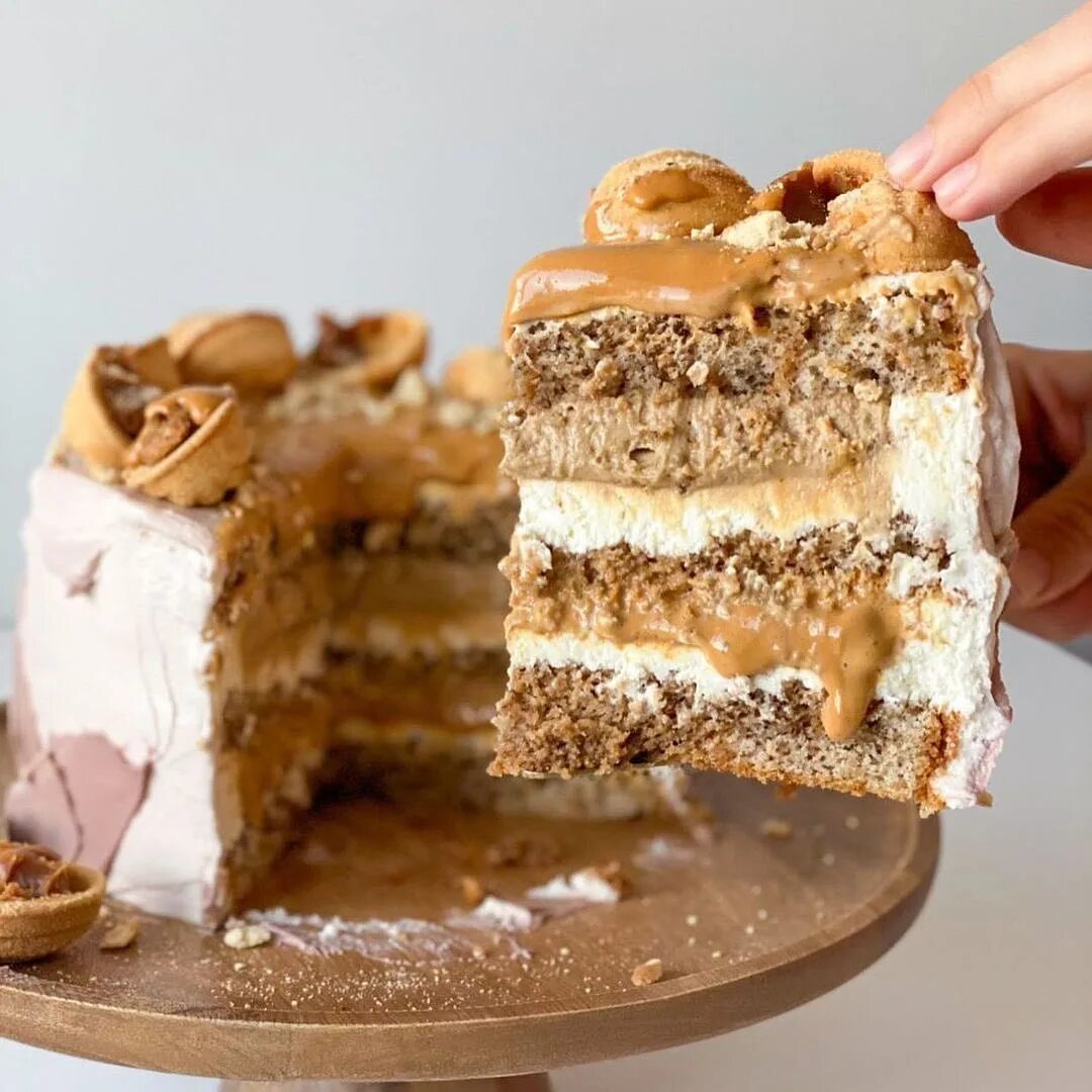 Квадратный большой ореховый торт. Как сделать торт орех. Шоколадно ореховый торт. Торт кофейная ириска. Медовик с черносливом и грецкими орехами.