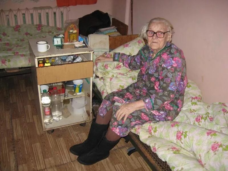 Старые пьяные бабки. Старая бабка в больнице. старые женщины в домашних условиях. старушки домашнее.