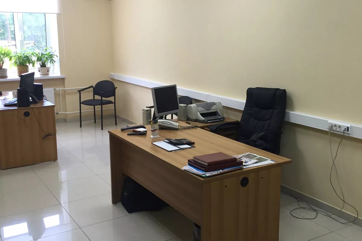 помещение с мебелью. старое офисное помещение. офис в англии. самые плохие офисы. старый офис помещение.