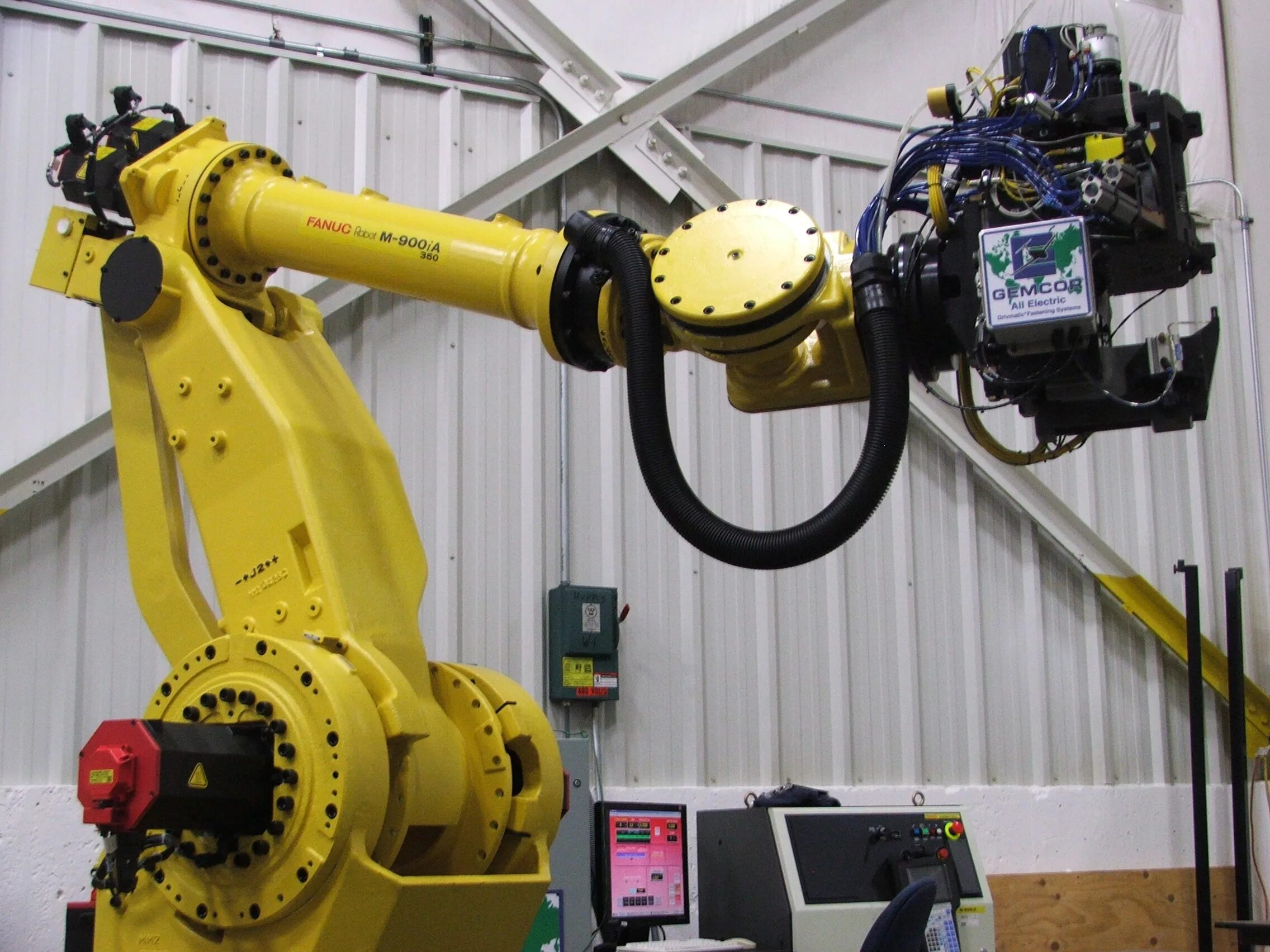 Fanuc robot. Промышленный робот Fanuc. Робот манипулятор Fanuc. Промышленный манипулятор Fanuc. Фанук стойка робот.