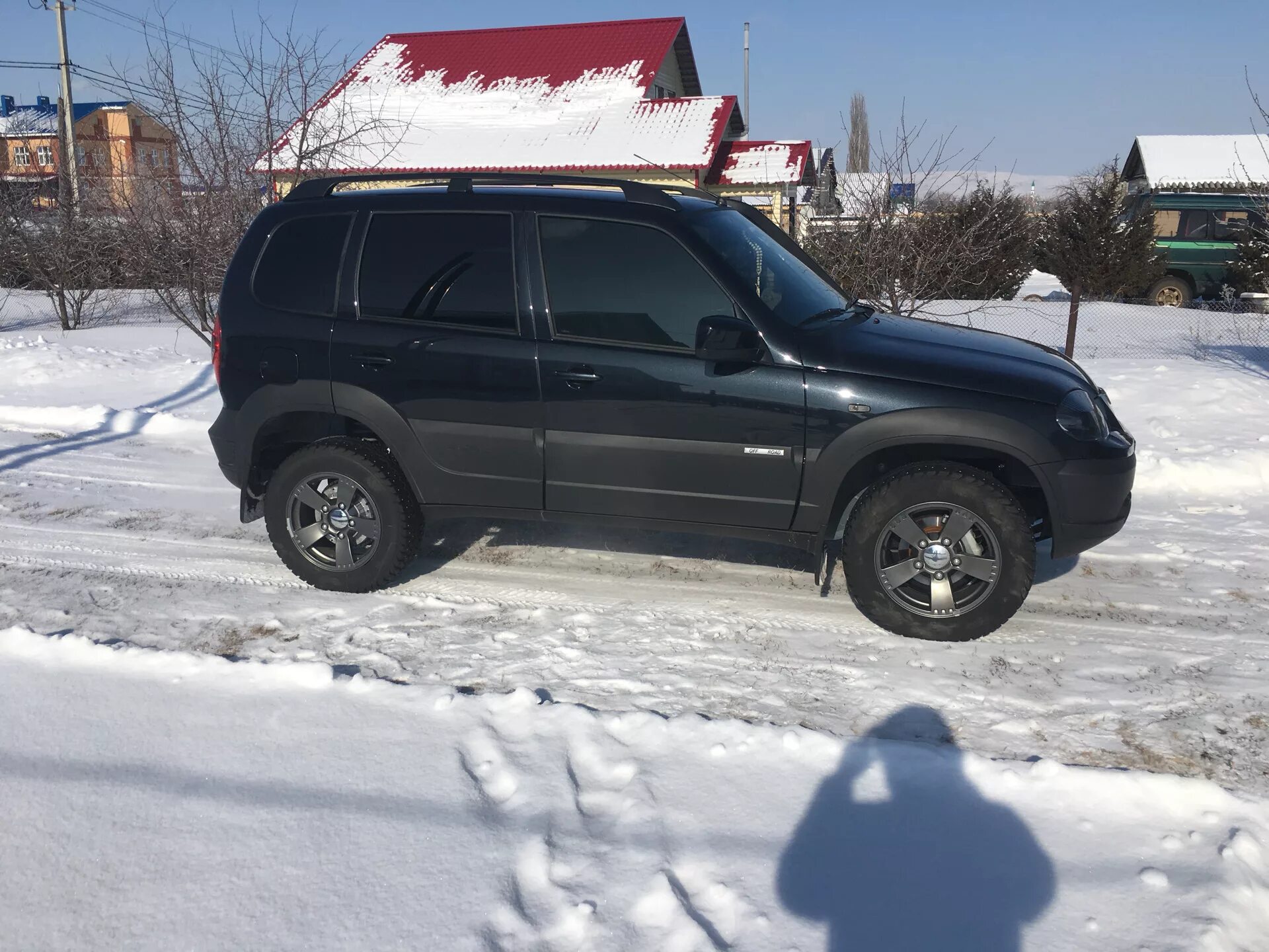 Тонировка нива шевроле. Шевроле Нива 102 тонированная. Chevrolet Niva тонированная. Нива Шевроле черная тонированная. Шевроле Нива 2006 чёрный тонированный.