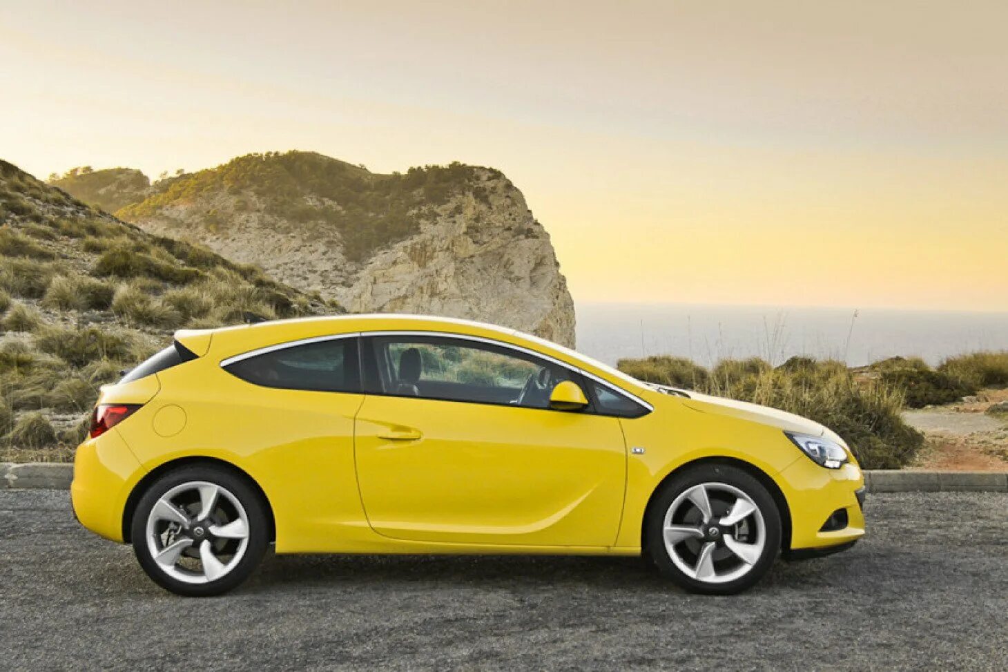 Opel Astra GTC. Opel Astra Yellow. Opel Astra желтая.