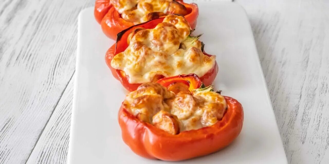 Перец фаршированный колбасой. Фаршированные сосиски. Перец фаршированный салями. Закуска из болгарского перца и сыра. Фаршированные овощи.