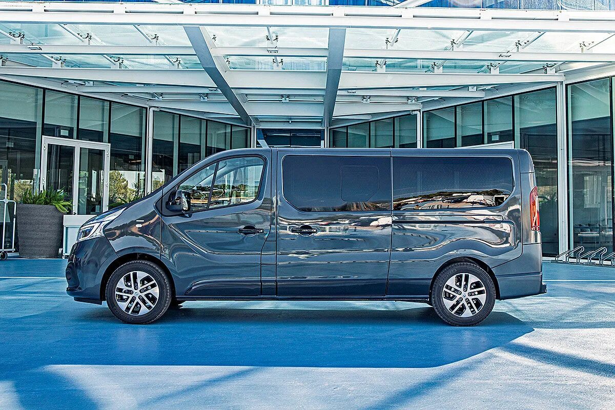 Renault Trafic новый. Renault Trafic Passenger. Минивэн Рено трафик 2020. Рено трафик 2030.