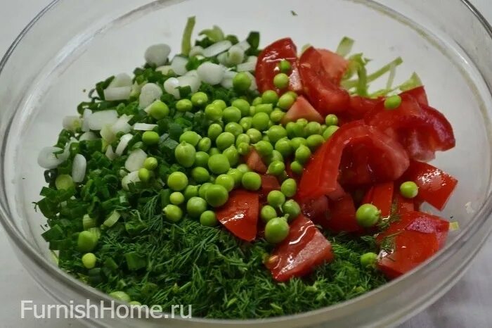Салат капуста помидоры горошек. Салат с помидорами и зеленым горошком. салат из помидор и зеленого горошка. зеленый горошек салат огурцы и помидоры. салат с капусты, горох, помидор.