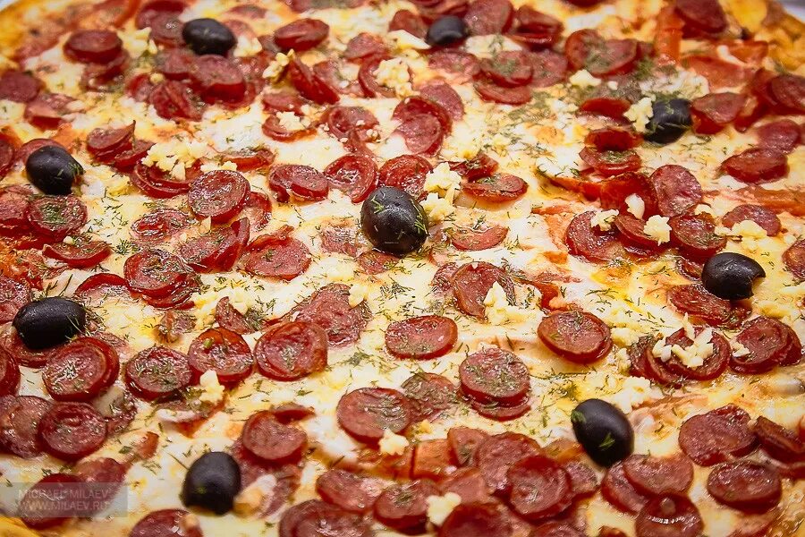 Пицца с колбасками. Пицца с охотничьими колбасками. Пицца с беконом и маслинами. Пицца с охотничьими колбасками и помидорами. Пицца с говядиной охотничьими колбасками.