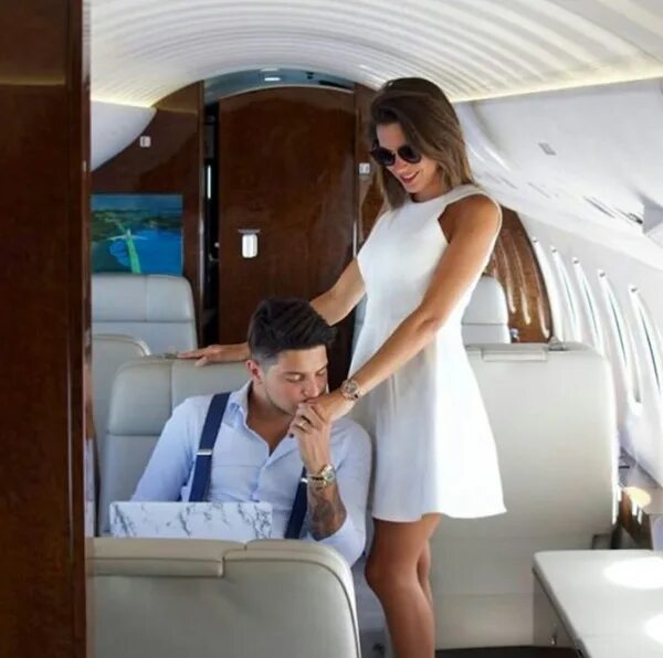 Luxury girl сын. Девушка в частном самолете. Девушка в частнгс самолете. Парочка в самолете. Богатая и успешная жизнь.