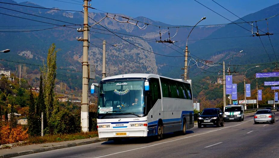 Автобус Ялта Ялта Ялта. Маршрутки Крыма. Крымские автобусы. Автобус транспорт Крым.