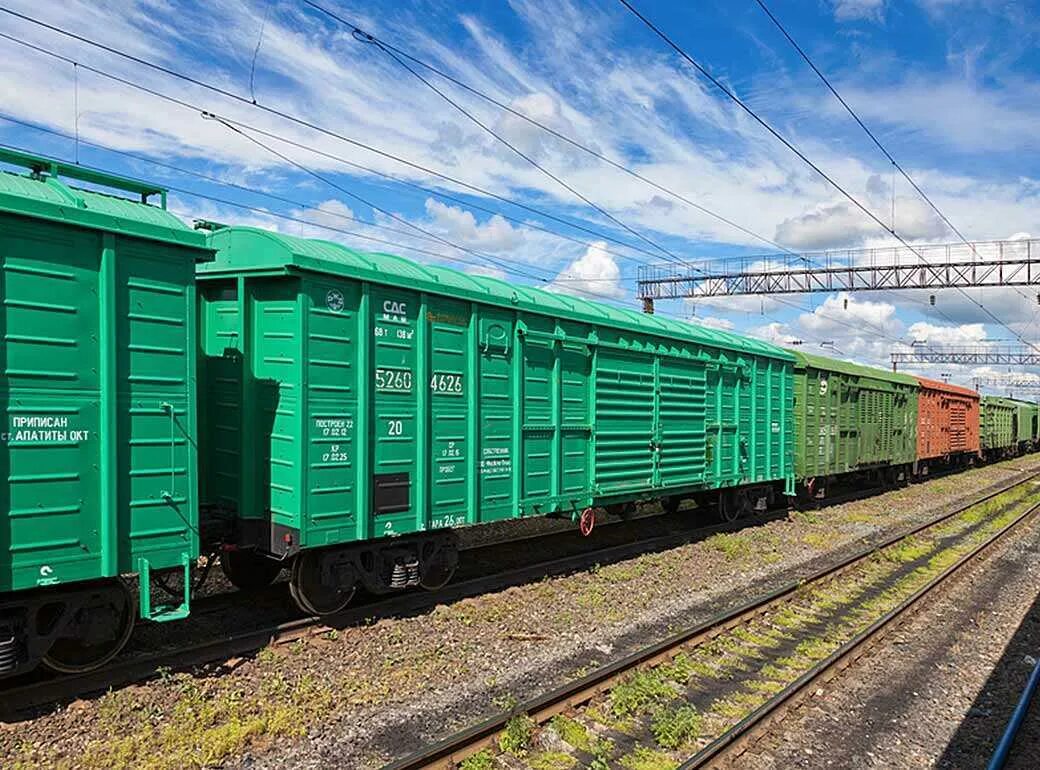 Пассажирский вагон в составе грузового. Вагон. Крытые вагоны. Грузовой вагон. ЖД перевозки грузов.