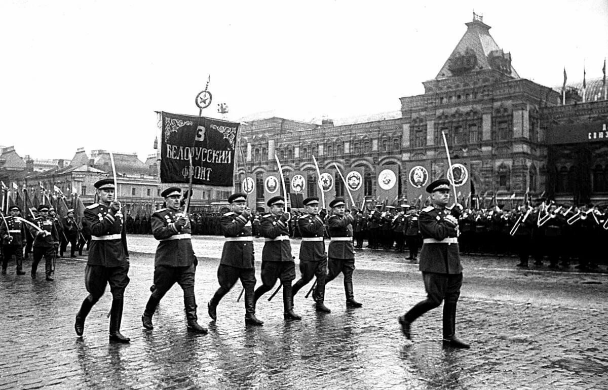Годы когда проходили парады победы. Парад Победы 24 июня 1945 года. Первый парад Победы 1945 года. 24 Июня 1945 года в Москве на красной площади состоялся парад. Парад Победы 1945 1 белорусский фронт.