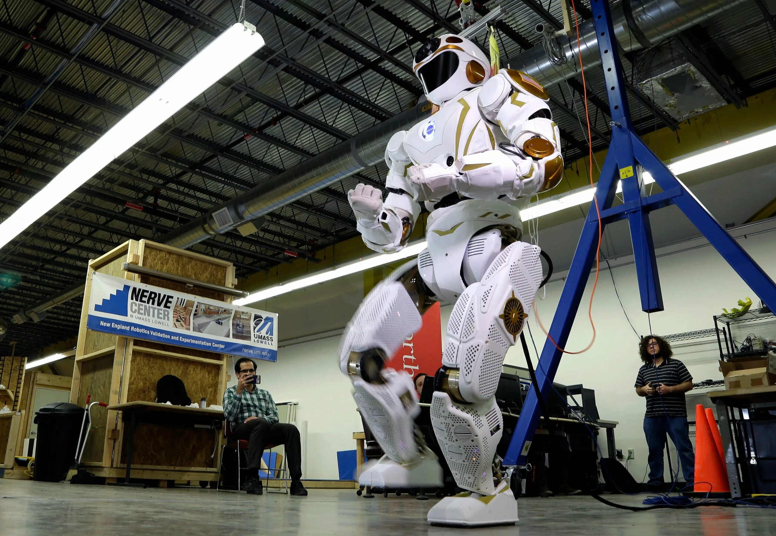 Первый космический робот. Робот НАСА. Valkyrie робот. Человекоподобные роботы на Марсе. Роботы для изучения космоса.