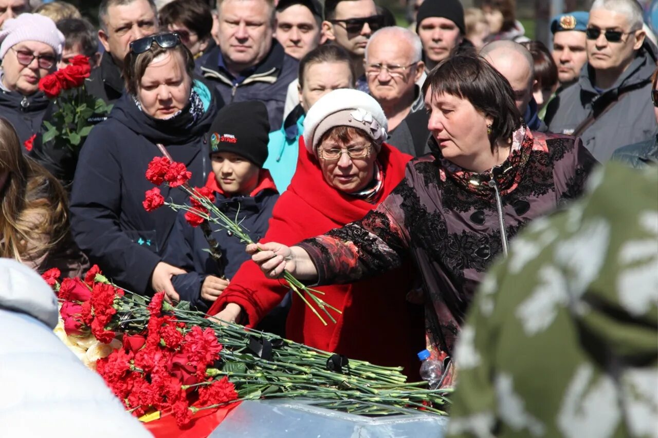 Прощание. Прощание с погибшими на Украине сегодня в Каменске Уральском. Прощание в Каменске Уральском сегодня.