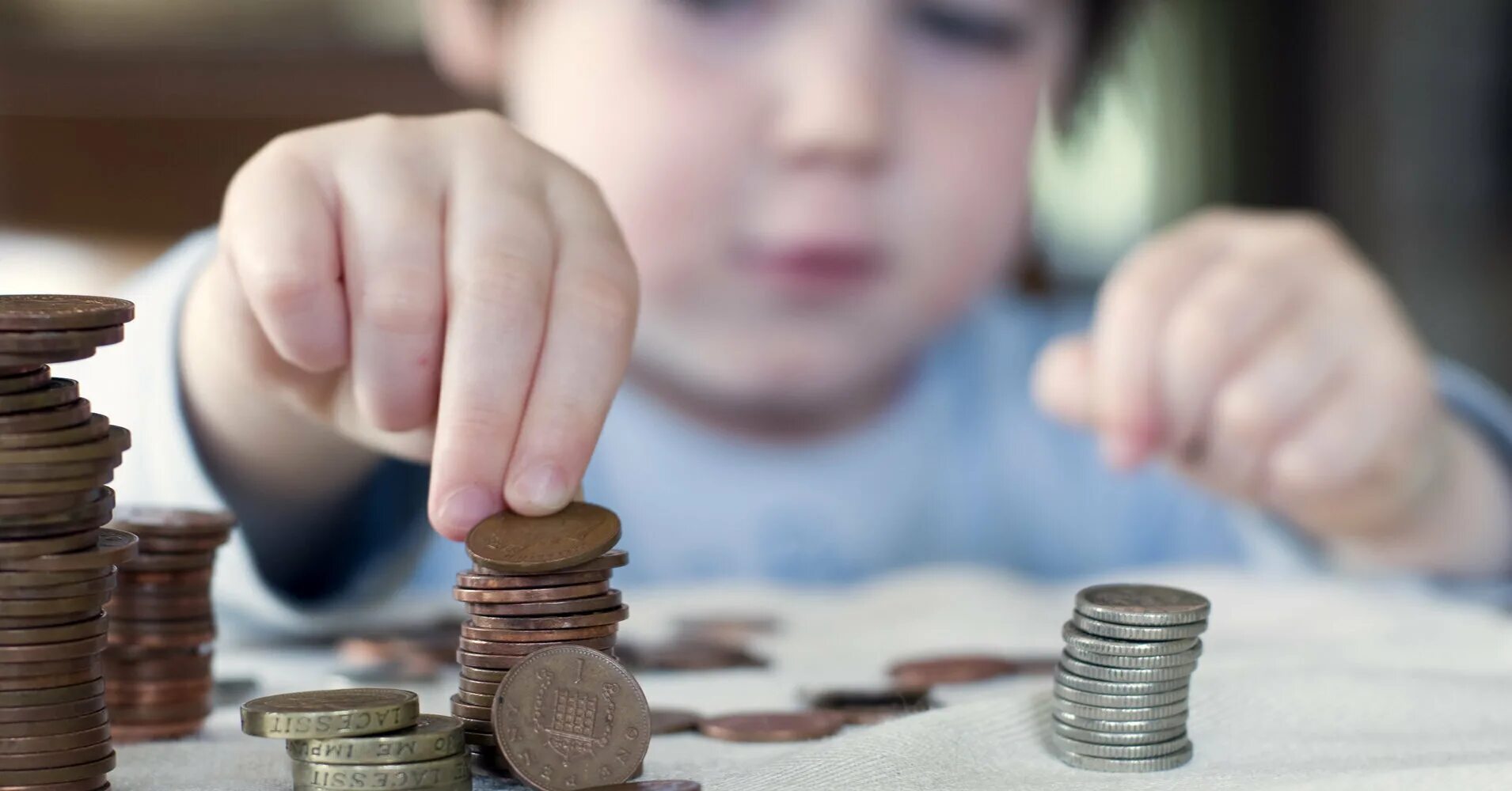 Алименты на ребенка. Долги несовершеннолетнего. Безработная семья с детьми. Долг по алиментам. Неплательщик алиментов.