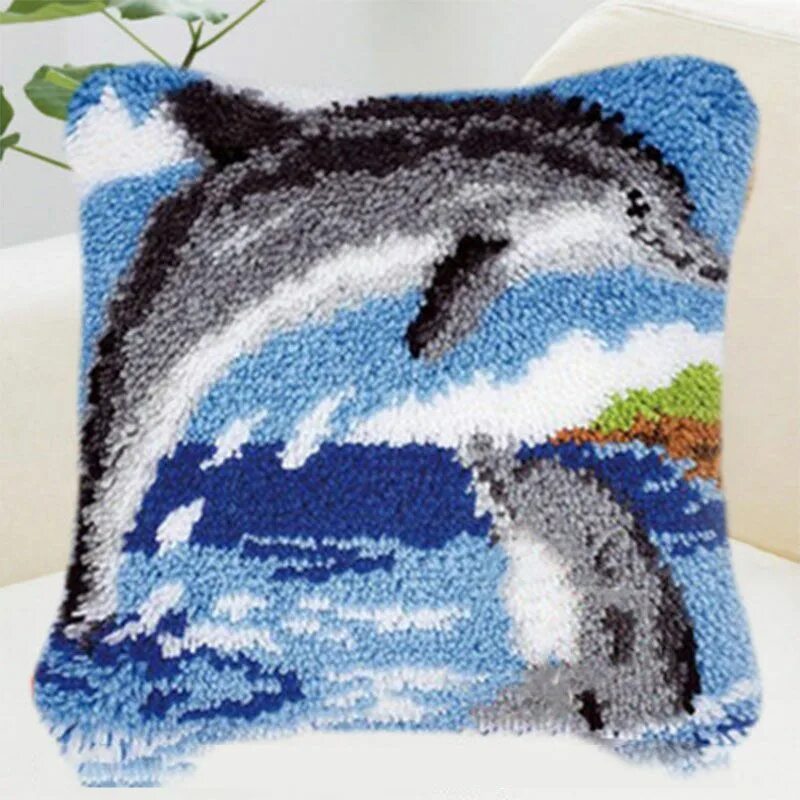 Ковровая техника наборы. Подушки в технике ковровой вышивки. Ковровая вышивка дельфинов. Набор для ковровой вышивки. Картины в ковровой технике.