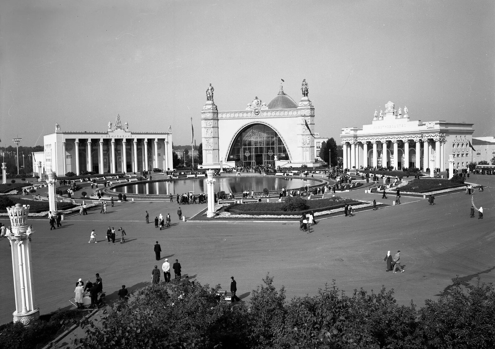 Вднх начало строительства. Сколько строили вднх. Павильон главмясо на вднх. Всхв павильон механизации. Всесоюзная сельскохозяйственная выставка всхв вднх.