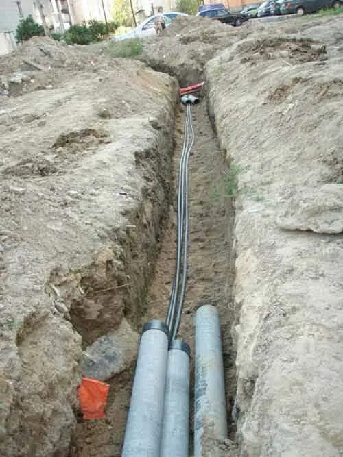 Пнд гофра для прокладки кабеля в земле d100. Кабель в траншее в трубе. Пнд труба 110 для кабеля в земле. Прокладка кабельной линии 10 кв в земле. Прокладка кабеля под дорогой.