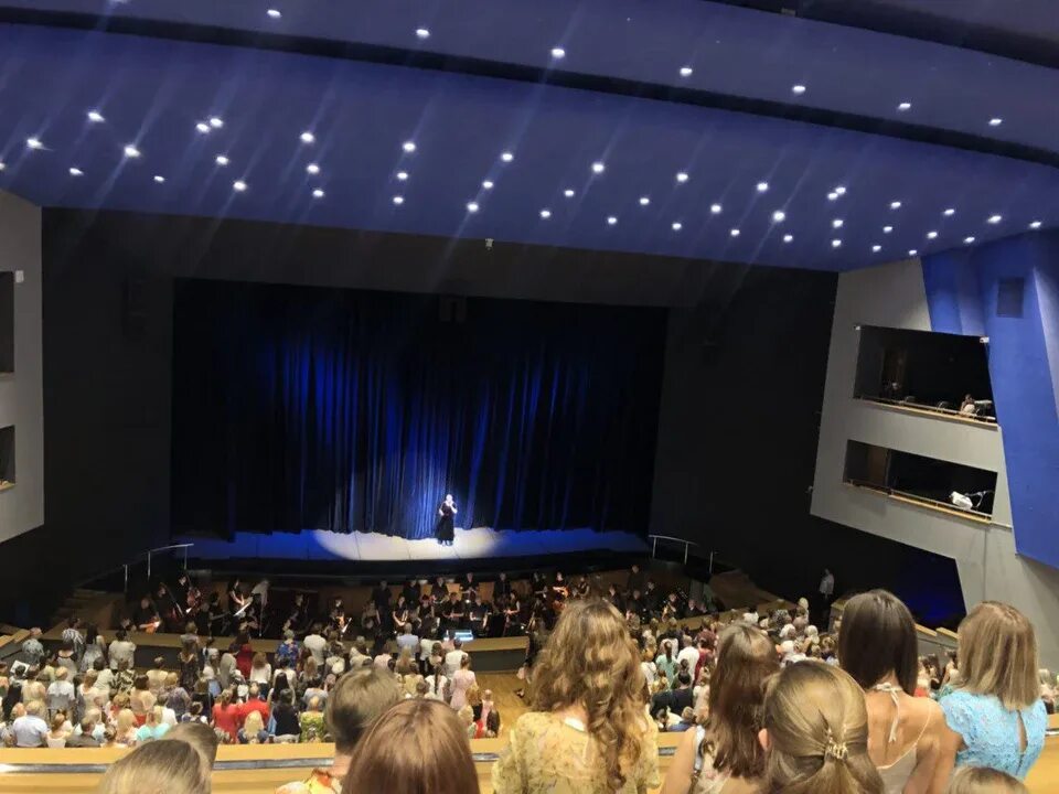 Музыкальный театр краснодар красная 44. Краснодарский театр оперетты. Музыкальный театр премьера. Музыкальный театр премьера краснодар. Музыкальный театр краснодар зал.