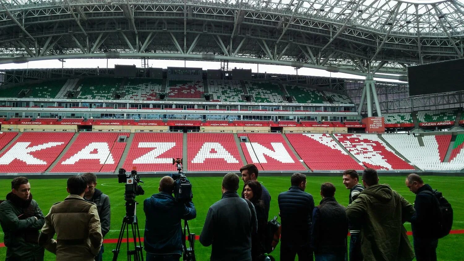 Выход со стадиона. West bromwich albion stadium. West bromwich albion stadium. Стадион на котором 200 000 человек. Стадион santiago bernabeu финал ливерпуль.