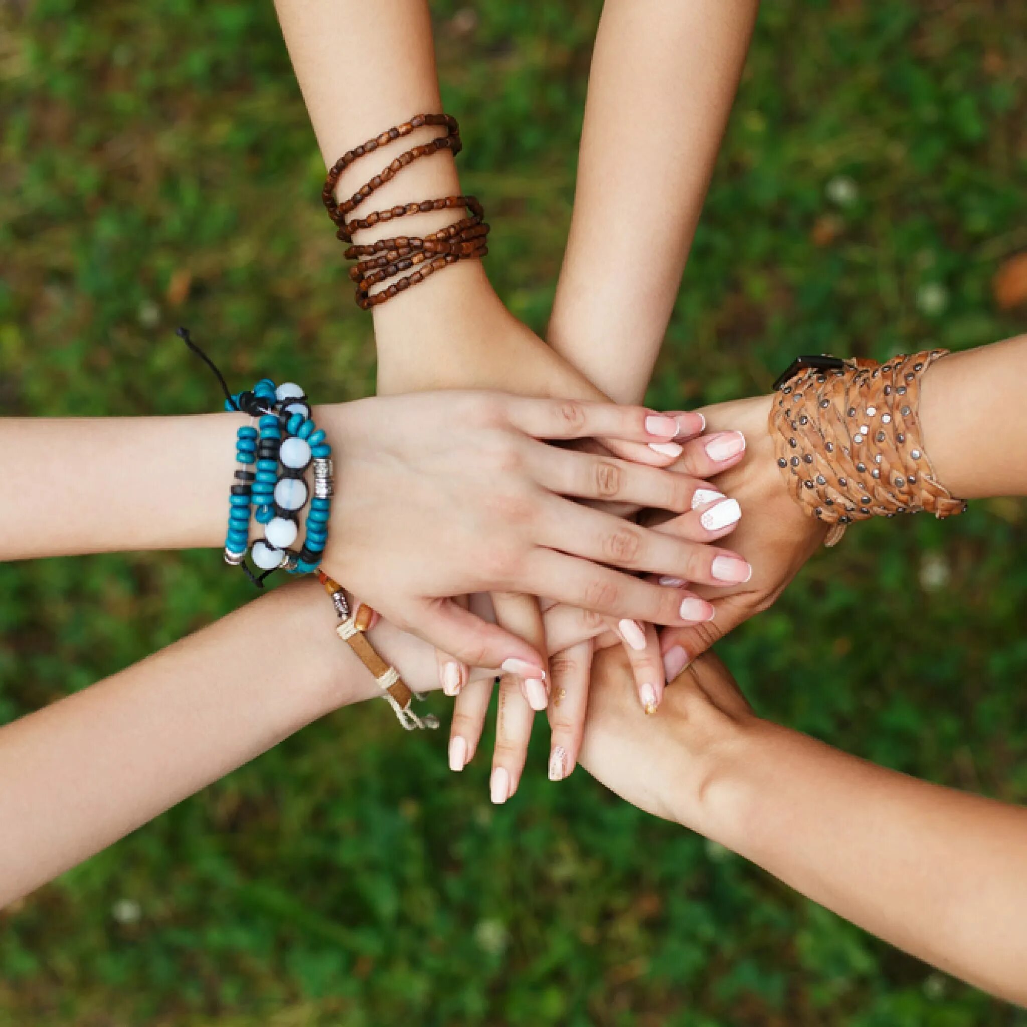 Лучшие подруги руки. Сердечко из рук. Девушка на руках подругу. Несет на руках. Держит за руку девушку.