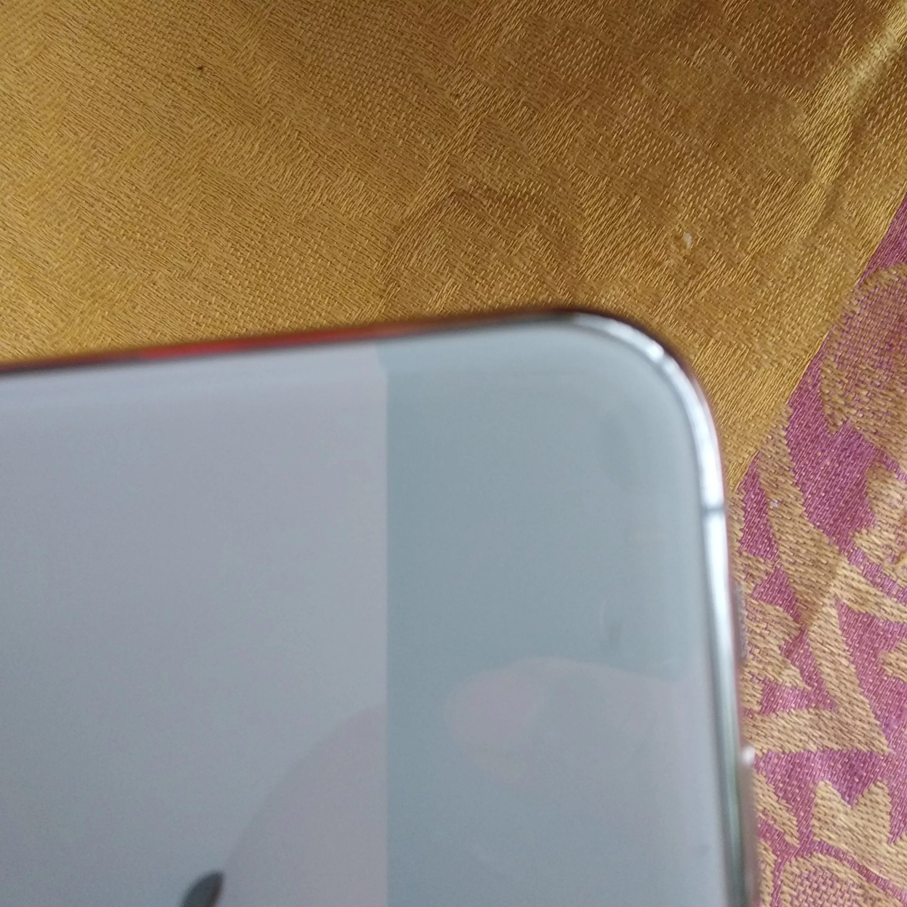 Заднее стекло на айфон 13. Скол на стекле айфона. заднее стекло iphone 13 pro. скол на айфоне 13. неровности на стекле айфона.