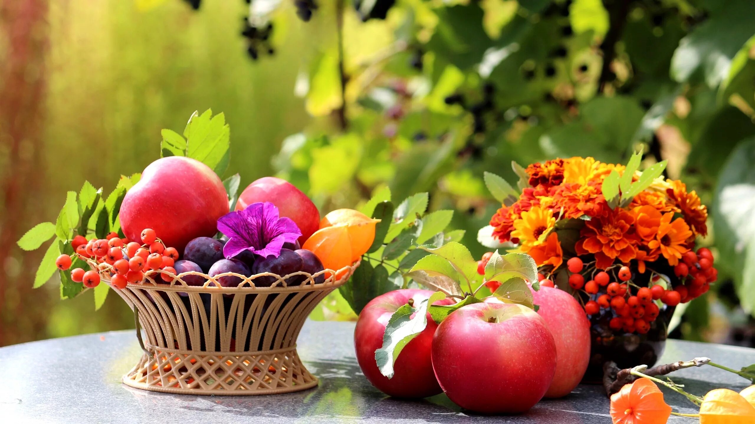 Лето время фруктов. Натюрморт с цветами и фруктами. Осенние цветы в саду. Лето август. Летние фрукты.