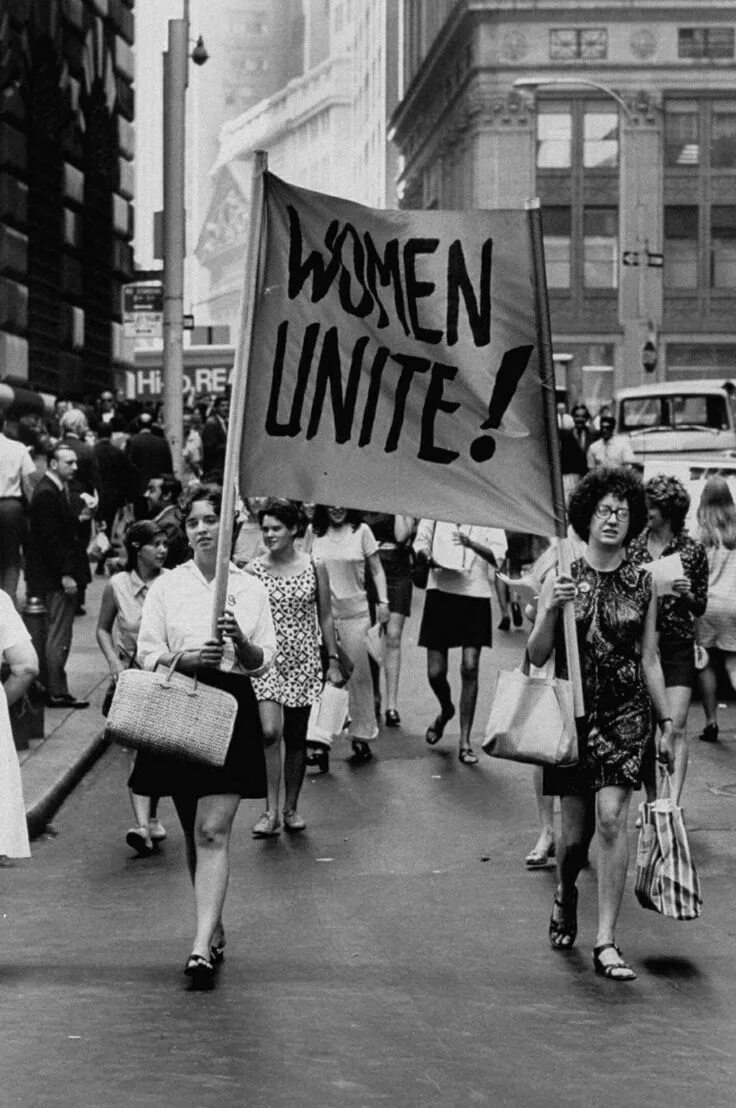 Первая волна феминизма. Женское движение в 19 веке. Женский феминизм движения. Феминистка это женщина которая. Быстрая ходьба.