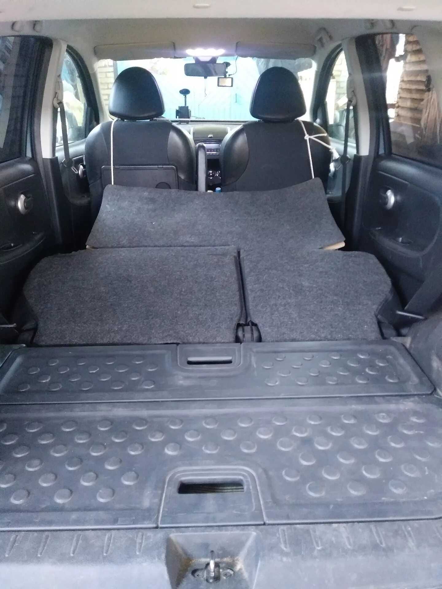 Сиденье заднее ниссан ноте. Nissan note 2005 салон. сиденья ниссан ноут е11. багажник ниссан ноут е11. ниссан ноут е11 салон.