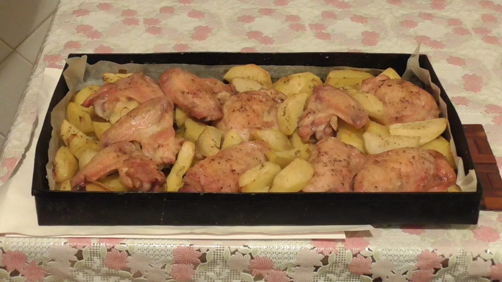 Курица с картошкой. Курица в духовке. Куриное мясо с картошкой в духовке. Курица с картошкой на Протвине.