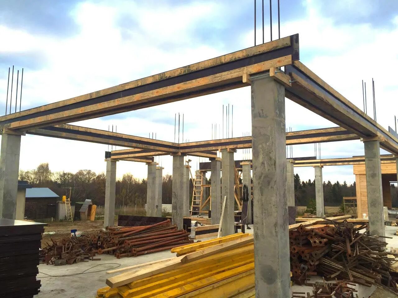 Жб каркас промышленное здание шаг 123м. Железобетонный каркас с сеткой колонн 7200. Колонны каркасных зданий. База колонны лстк. Каркас многоэтажных промзданий.