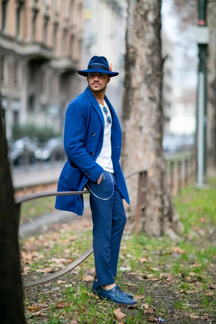 Крокус мужчины в синей одежде. Костюм со шляпой. Уличный стиль мужчины. Мужчина в синем костюме и шляпе. Мужчина в синей шляпе.