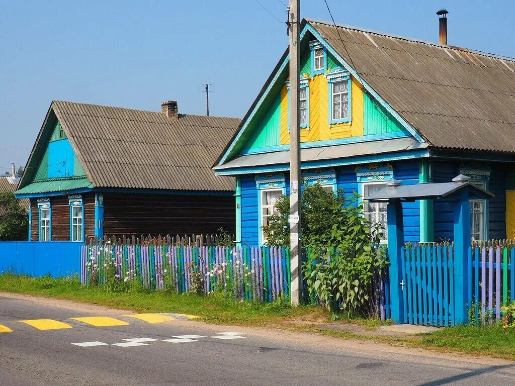 Дачный домик снаружи. Сельский домик. Крашенный старый деревянный дом. Деревенский дом татарскй. Крашенные дома в деревне.