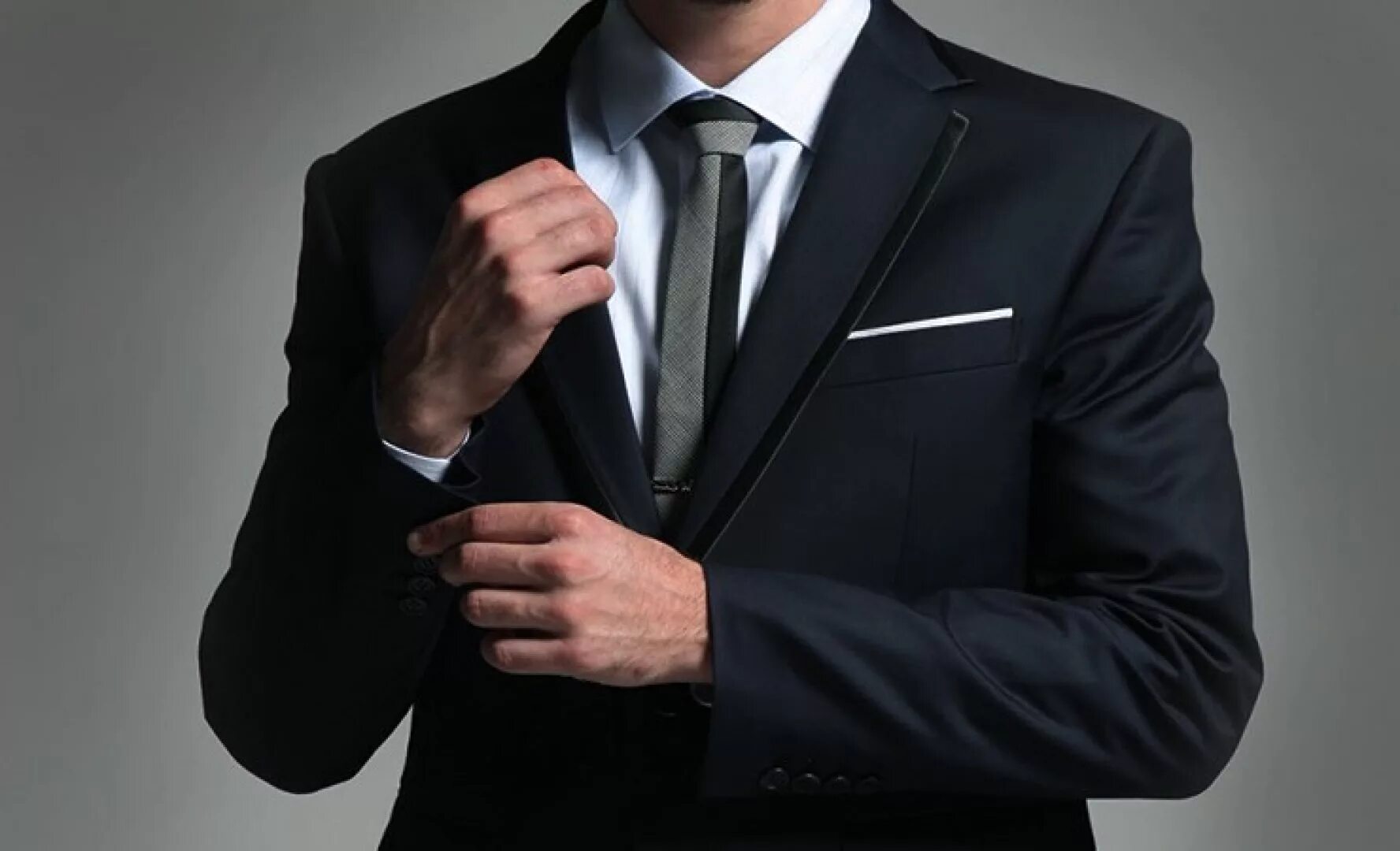 Брутальный мужчина в костюме. Мужчина в костюме фон. Деловой человек. Фон успешного человека. Мужчина в костюме с часами.