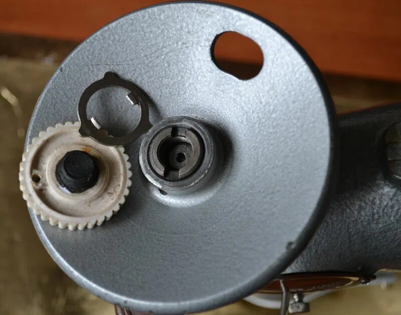 Натяжитель верхней нити швейной машины подольск. «чайка» пмз. Машинка швейная бытовая чайка-132м. Швейная машинка чайка 134 игла. Нити для швейной машинки.