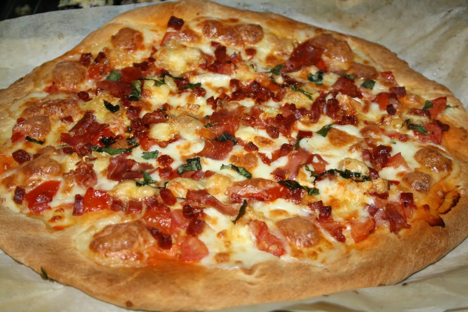 Сделать пиццу в домашних условиях быстро. Пицца домашняя. Шикарная домашняя пицца. Пицца по домашнему. Пицца домашняя аппетитная.