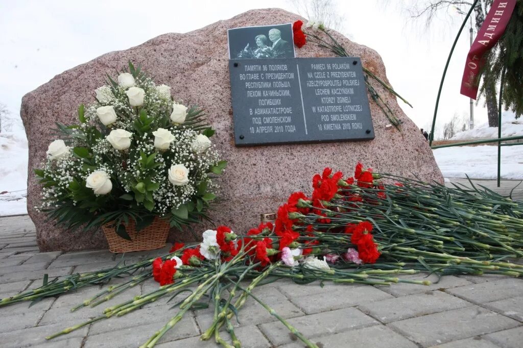 Смоленске авиакатастрофа. Памятник жертвам Смоленской авиакатастрофы. Мемориал Качинский Смоленск. Памятник авиакатастрофе Смоленск. Памятник жертвам Поляков.