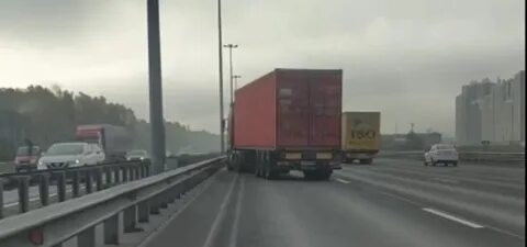 Проехал между двумя фурами видео