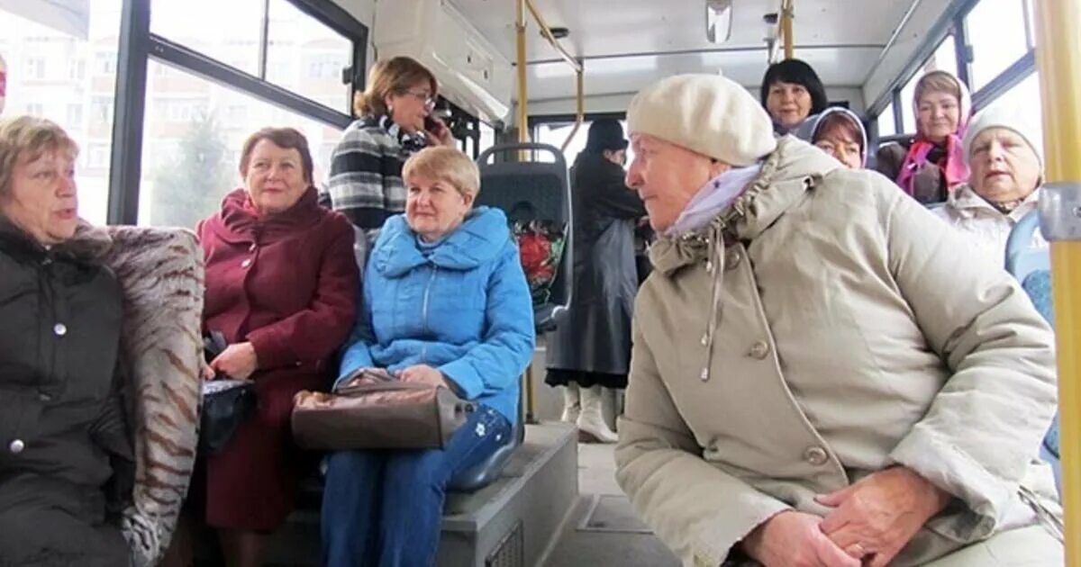 Остановитесь бабушки. Бабки в автобусе. Пенсионеры в общественном транспорте. Бабки в маршрутке. Пожилые люди в общественном транспорте.