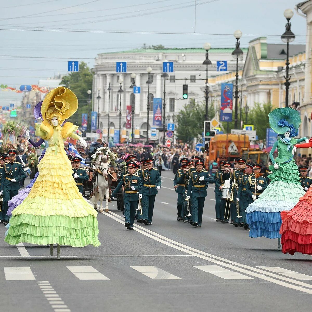 300-Летие Санкт-Петербурга шествие. 300 Летие Санкт Петербурга шествие по Невскому. Фестиваль цветов в Санкт-Петербурге. Праздник цветов в СПБ. Куда сходить в питере в мае 2024